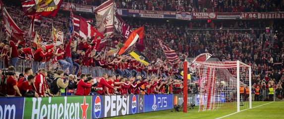 Navijači i fotoreporteri na utakmici