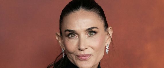 Demi Moore u suknji brenda Carolina Herrera na premijeri Landmana 2026. - 3