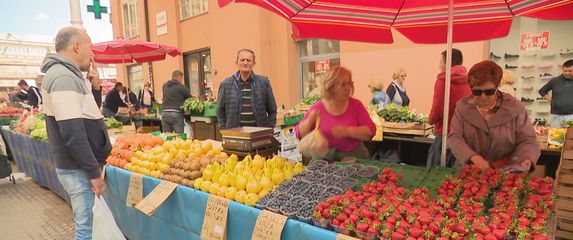 Uvozne jagode na tržnicama