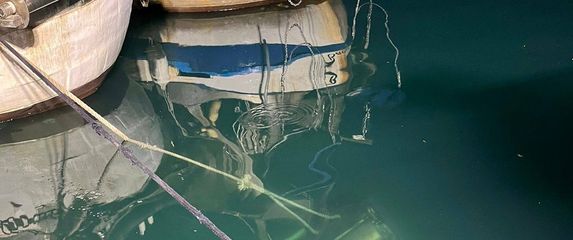 Automobil je pao u more