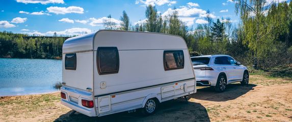 Kako se piše: kamp prikolica ili kamp-prikolica