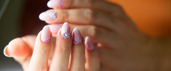 Drago kamenje na noktima