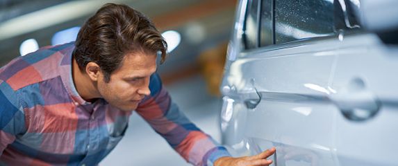 Oštećen automobil, ilustracija