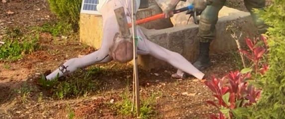 Vojnik razbija kip Isusa