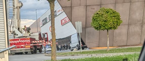 Policija i vatrogasci ispred Portanove Osijek