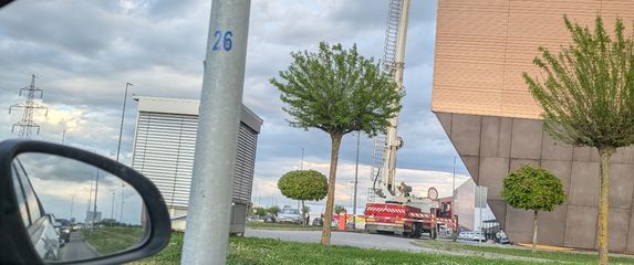 Policija i vatrogasci ispred Portanove Osijek