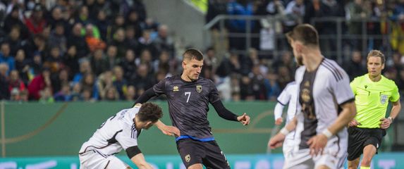 Etnik Brruti (u sredini)