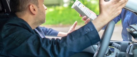 Vozač koji se svađa s policajcem oko alkotesta