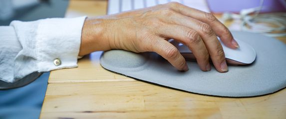 Žena koristi miš i tipkovnicu