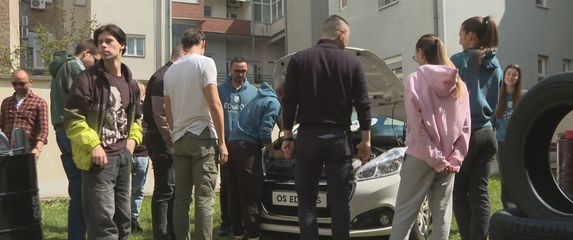 Učenici popravljaju aute u Osijeku