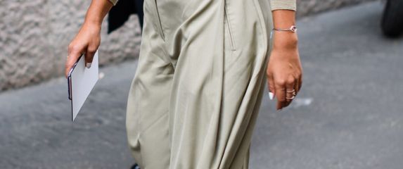 Plisirane hlače hit su ove godine