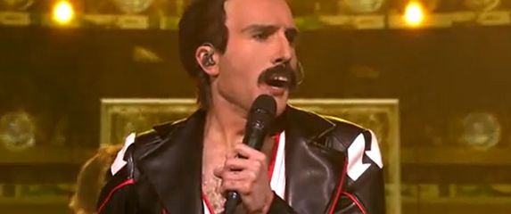 David Amaro kao Freddie Mercury