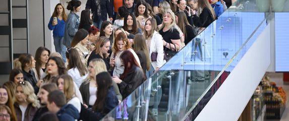 Hrvatice čekaju u redu na otvaranje Sephore u Zagrebu - 5