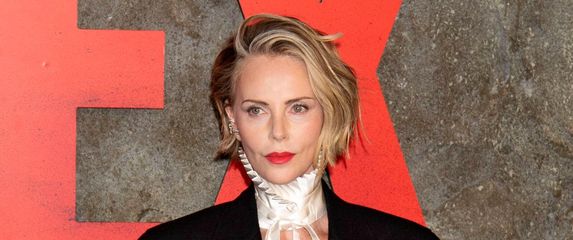 Charlize Theron u Diorovom odijelu na premijeri Apexa u New Yorkiu 2026. - 5