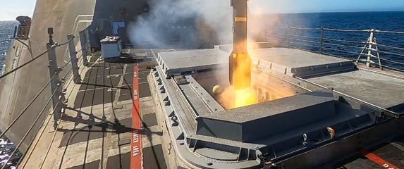 Američki ratni brod testira projektile Hellfire