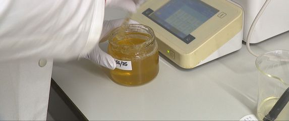Testiranje meda u laboratoriju