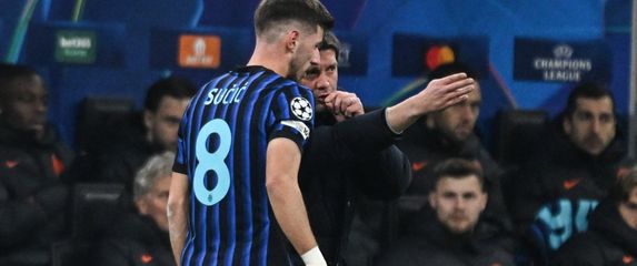 Petar Sučić i Cristian Chivu