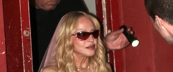 Madonna u korzetu u klubu