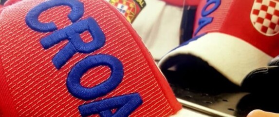 Navijačka kapa Hrvatske sa srpskim grbom