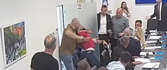 Tomislav Bandić pokušava ući na sjednicu Općinskog vijeća