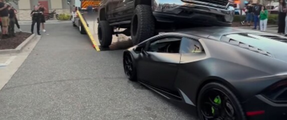 Kamionet na vrhu Lamborghinija u bizarnoj nesreći