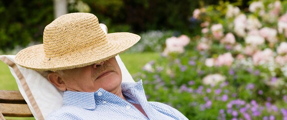 Starac koji drijema sa šeširom na glavi
