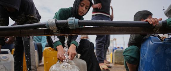 Mladi Palestinci toče vodu