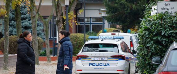 Policija ispred škole, ilustracija