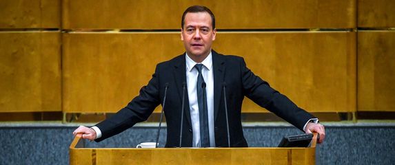 Ruski premijer Dmitrij Medvjedev tijekom obraćanja donjem domu ruskog parlamenta, 11.04.2018. (Foto: AFP)