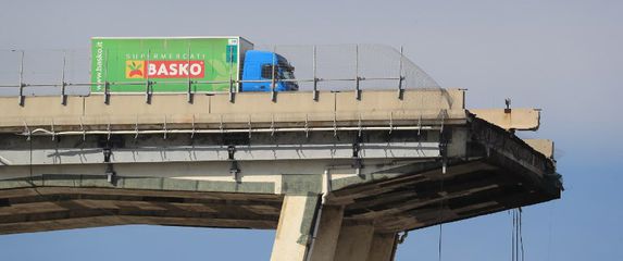 Kamion tvrtke Basko ispred srušenog vijadukta (Foto: AFP)