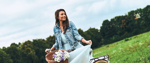 Ljetna haljina u kombinaciji s traper jaknom