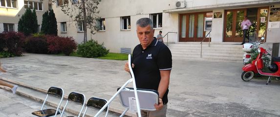 Miro Bulj s četiri stolice ispred zgrade županije u Splitu (Foto: Mario Jurič/Twitter)