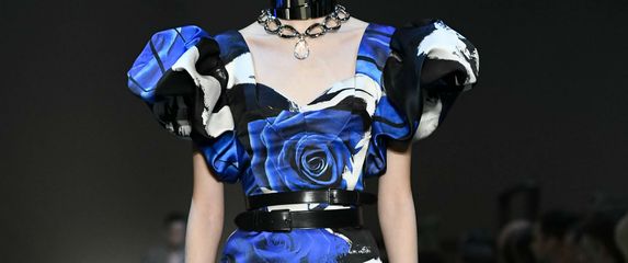 Najveći jesenski trend: crne haljine sa cvjetnim uzorkom