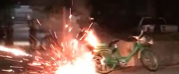 Zapaljeni bicikl (Foto: Screenshot/YouTube)