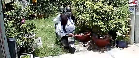 Pas i skuter (Foto: Screenshot/YouTube)