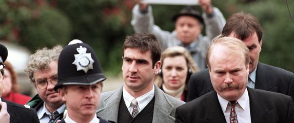 Eric Cantona ide na sud 1995. zbog napada na navijača (Foto: AFP)