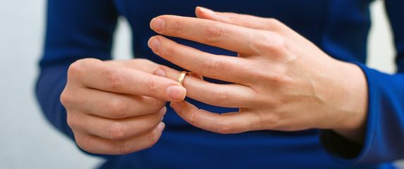 Žena s vjenčanim prstenom