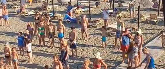 Plaža u Crnoj Gori dok se orila jugoslavenska himna Hej, Slaveni