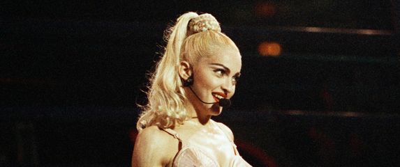 Madonna 1990. na turneji Blonde Ambition u kreaciji Jeana Paula Gaultiera