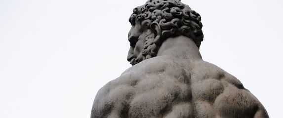 Mišičav kip muškarca s leđa