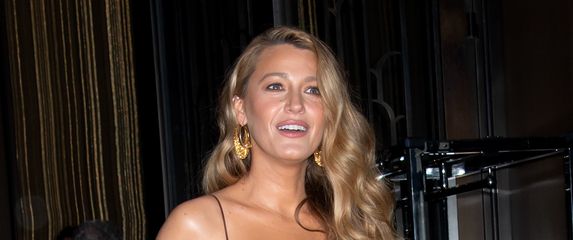 Blake Lively u kaubojskim trapericama i 'mokrom' topu - 5