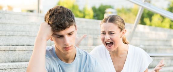 Djevojka se dere na dečka