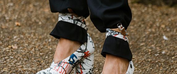 Kultni model Tabi modne kuće Maison Margiela s procijepom