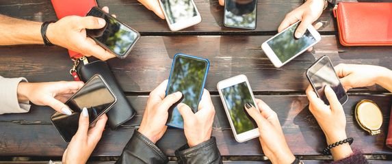 Durštvo s mobitelima u rukama, ilustracija