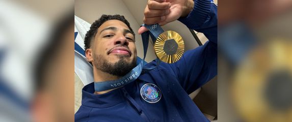 Američki košarkaš Tyrese Haliburton s medaljom oko vrata