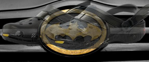 Logo na haubi Batmobilea i Crocs x Batman klompe