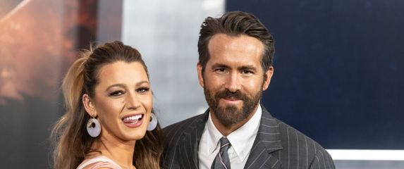 Glumci i supružnici Ryan Reynolds i Blake Lively zagrljeni