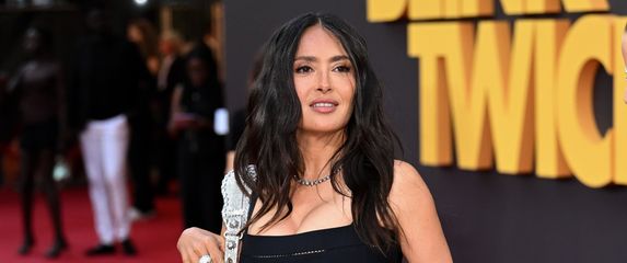 Salma Hayek u Guccijevim srebrnim platformama - 2