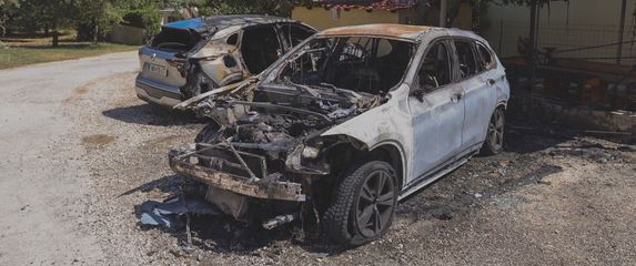 Izgorjeli automobil i motocikl načelnika policije - 2