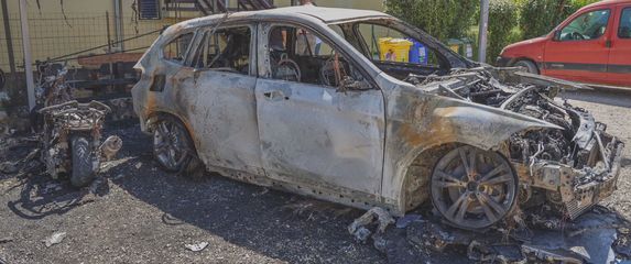 Izgorjeli automobil i motocikl načelnika policije - 3